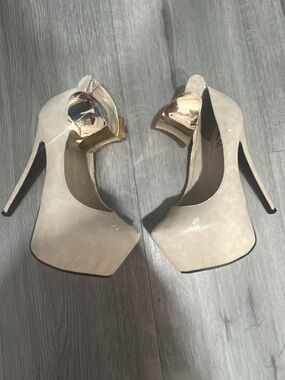 Kiss Kouture Beige Platform High Heels with Gold Accent - Women size 8